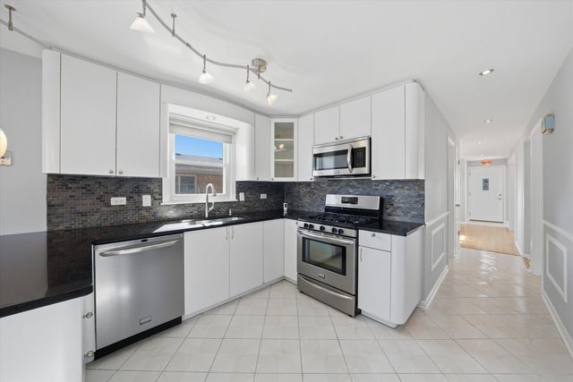 8215 Austin Avenue, Burbank, IL 60459