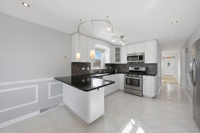 8215 Austin Avenue, Burbank, IL 60459