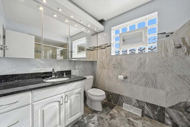 8215 Austin Avenue, Burbank, IL 60459