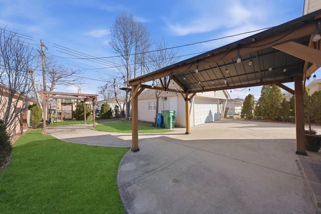 8215 Austin Avenue, Burbank, IL 60459