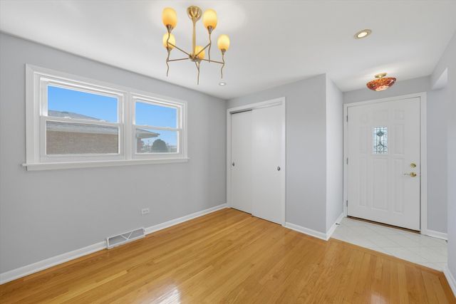 8215 Austin Avenue, Burbank, IL 60459