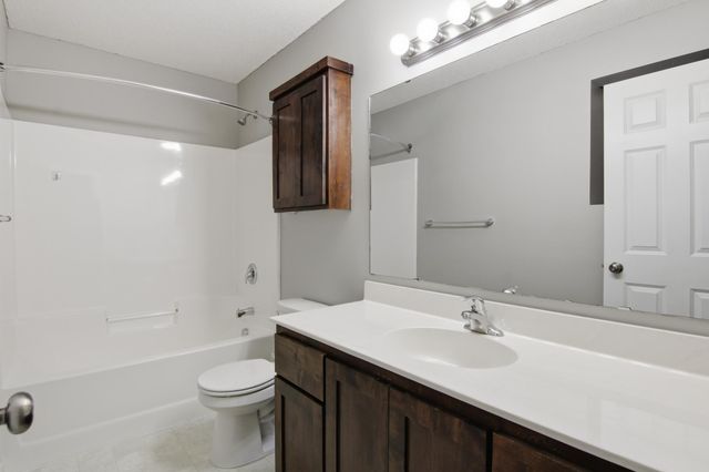 39571 Oak Park Trail, North Branch, MN 55056