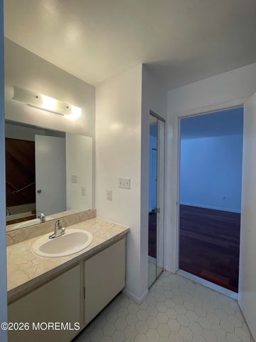 19 Clavendon Court, Middletown, NJ 07748