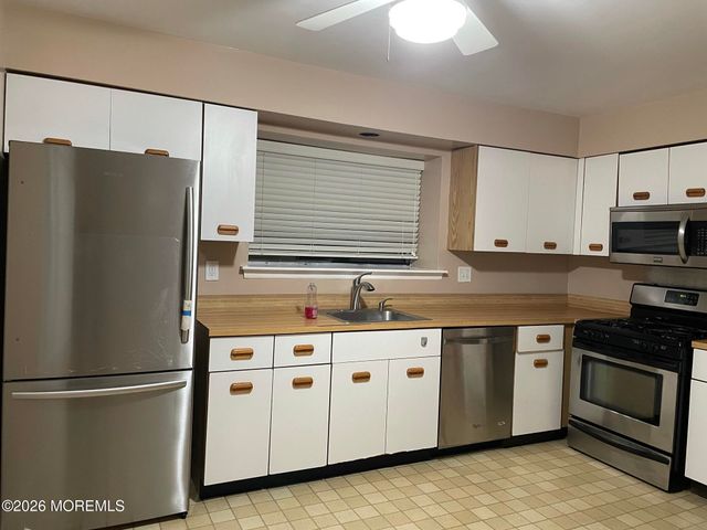 19 Clavendon Court, Middletown, NJ 07748