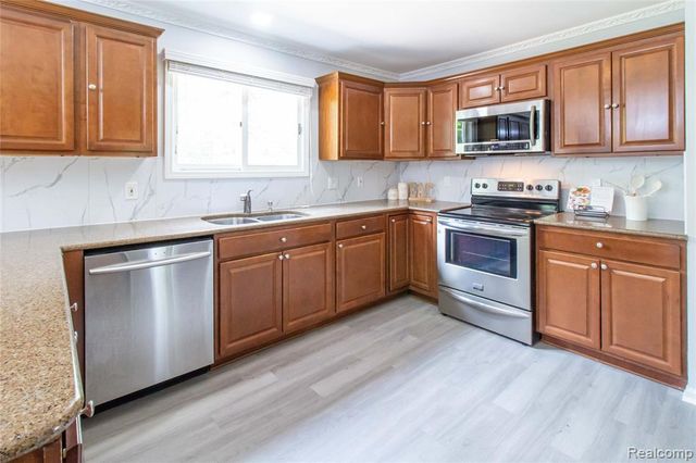 6910 Leytonstone Boulevard, West Bloomfield, MI 48322