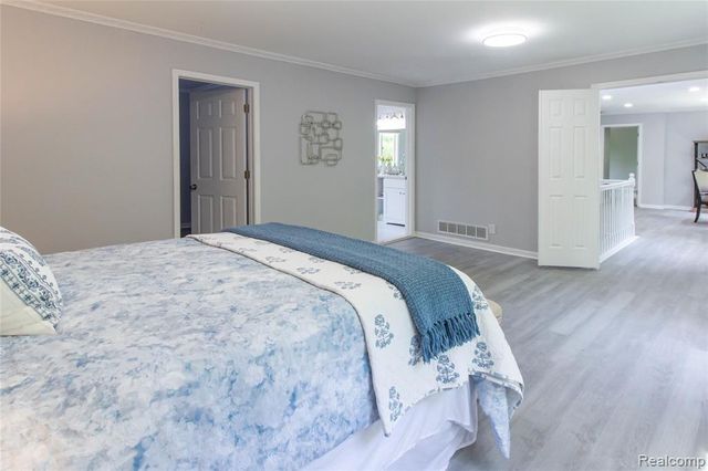 6910 Leytonstone Boulevard, West Bloomfield, MI 48322