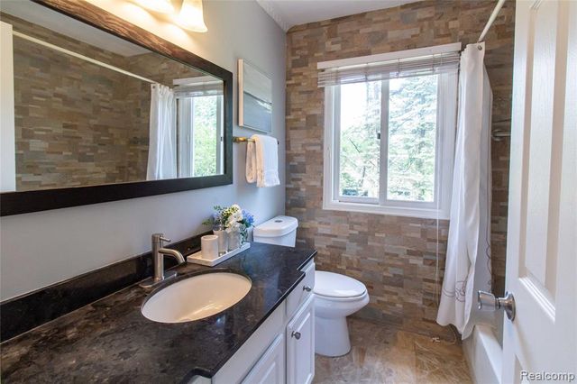 6910 Leytonstone Boulevard, West Bloomfield, MI 48322