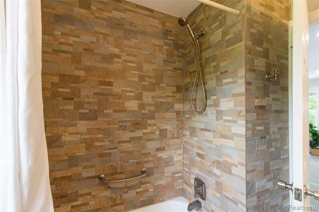 6910 Leytonstone Boulevard, West Bloomfield, MI 48322