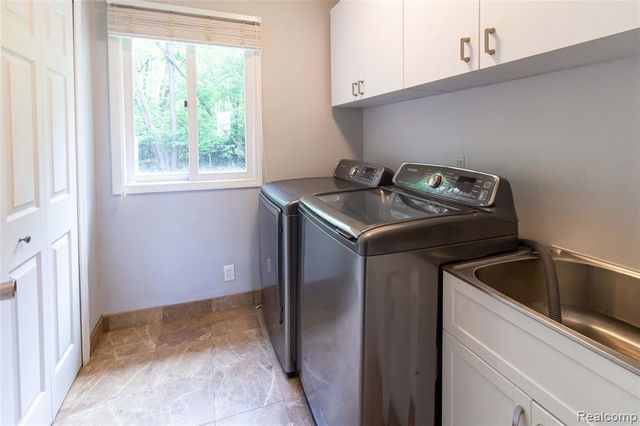6910 Leytonstone Boulevard, West Bloomfield, MI 48322