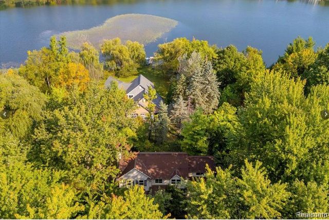 6910 Leytonstone Boulevard, West Bloomfield, MI 48322