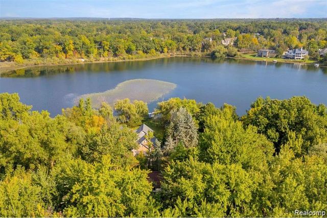 6910 Leytonstone Boulevard, West Bloomfield, MI 48322