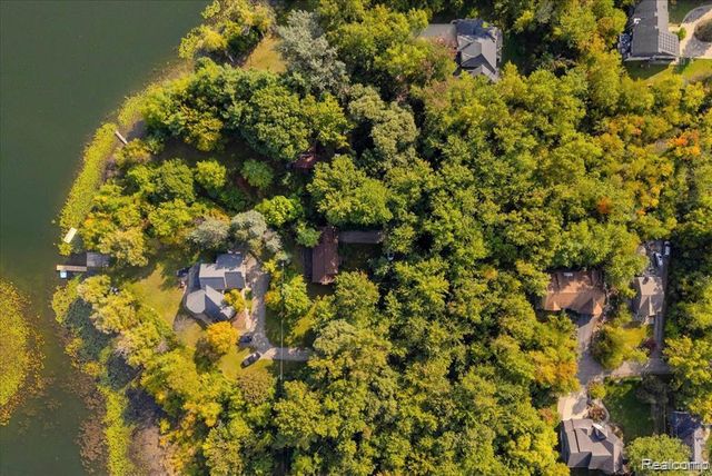 6910 Leytonstone Boulevard, West Bloomfield, MI 48322