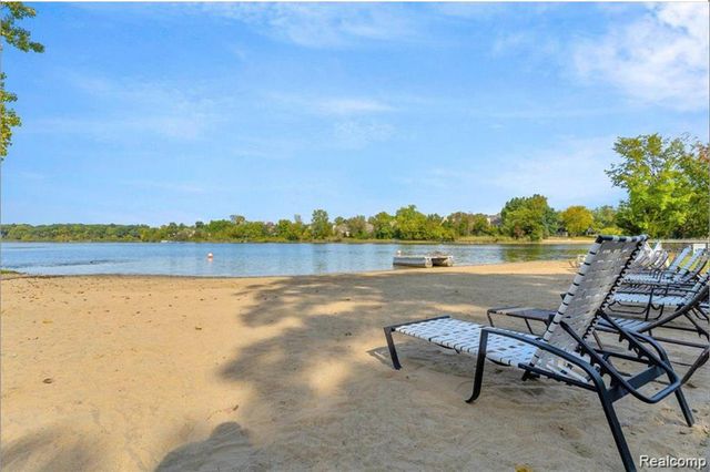 6910 Leytonstone Boulevard, West Bloomfield, MI 48322