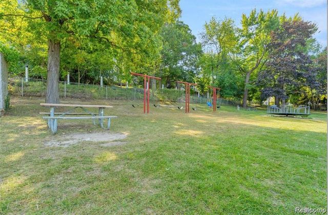 6910 Leytonstone Boulevard, West Bloomfield, MI 48322