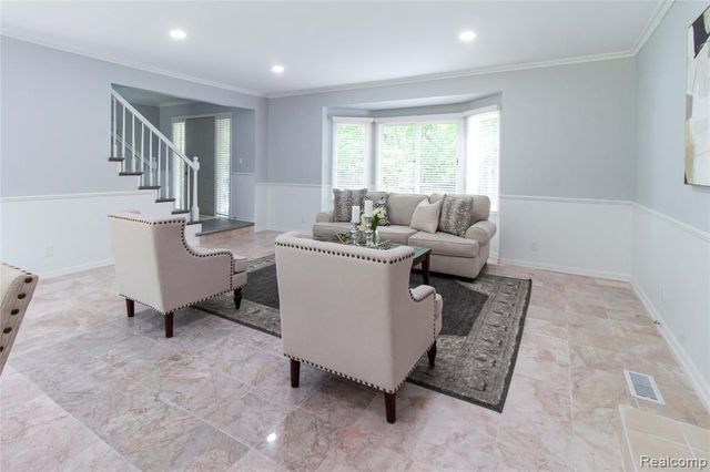 6910 Leytonstone Boulevard, West Bloomfield, MI 48322