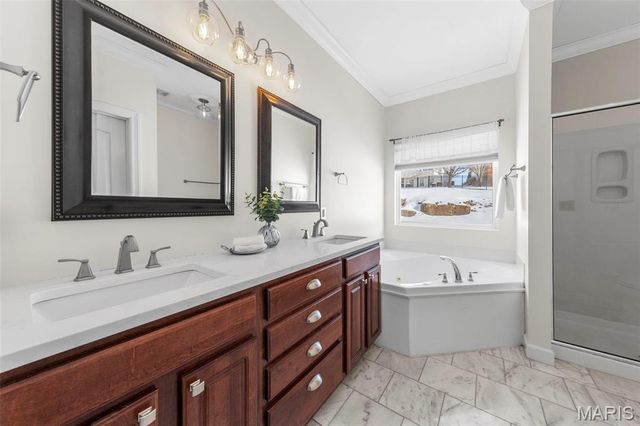 19 Winter Pond Drive, Fenton, MO 63026