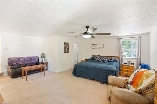 208 Coinjock RN, Yorktown, VA 23693