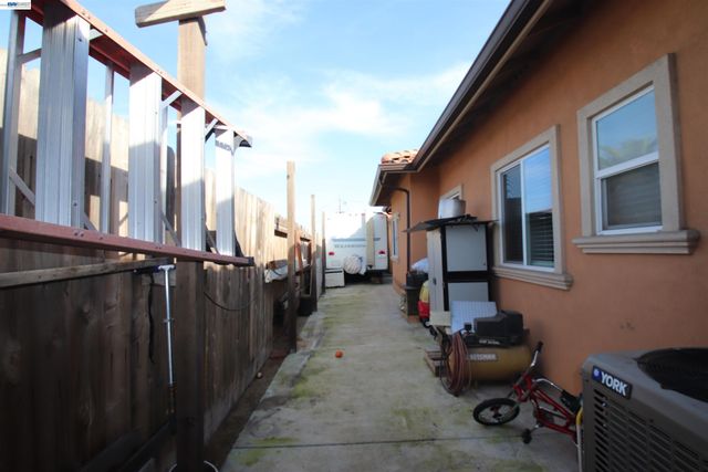 2511 S Laurel, Stockton, CA 95206