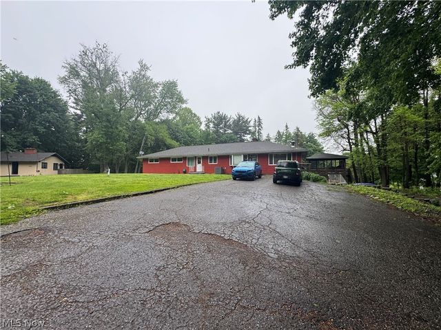 12797 Oakwood Avenue NW, Uniontown, OH 44685