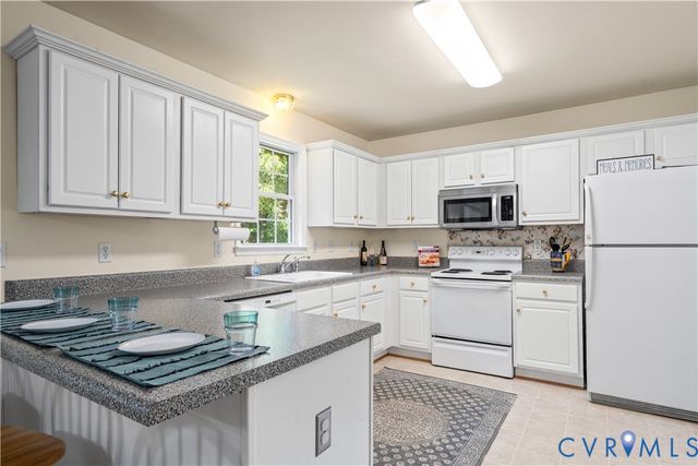 5343 Nairn Ln, Chester, VA 23831