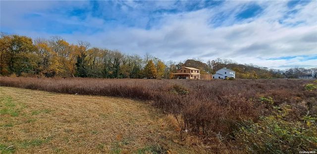140 Arshamomaque Avenue, Southold, NY 11971
