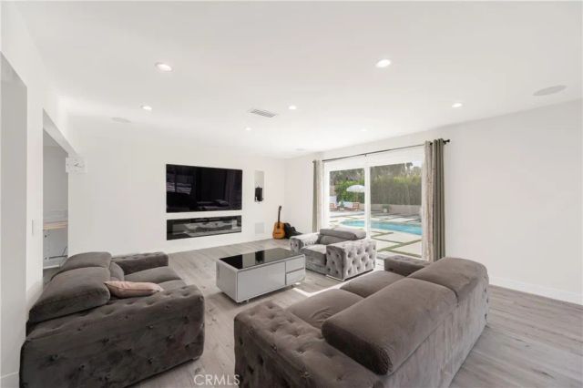 10111 Oso Avenue, Chatsworth, CA 91311