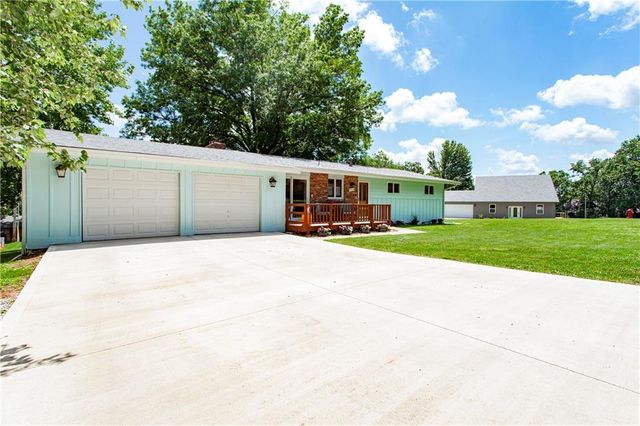 133 Dockside Circle, Lake Tapawingo, MO 64015
