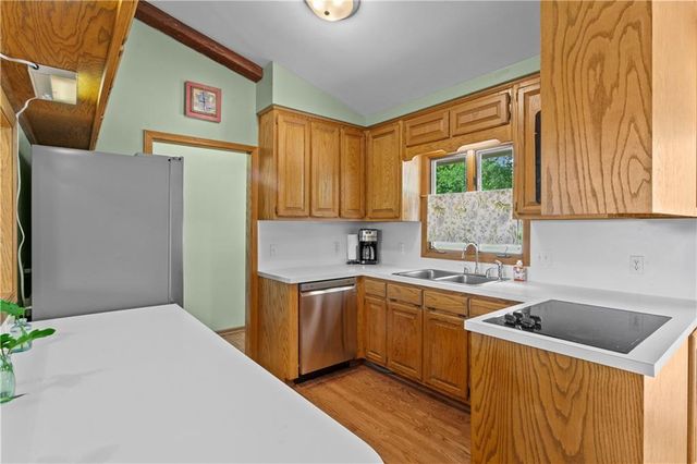 133 Dockside Circle, Lake Tapawingo, MO 64015