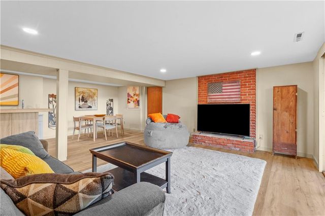 133 Dockside Circle, Lake Tapawingo, MO 64015