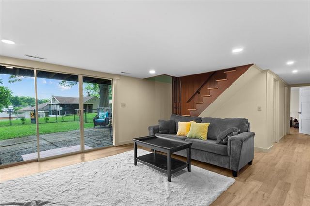 133 Dockside Circle, Lake Tapawingo, MO 64015