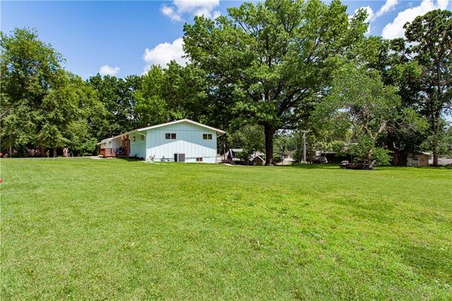 133 Dockside Circle, Lake Tapawingo, MO 64015