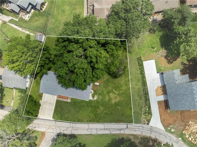 133 Dockside Circle, Lake Tapawingo, MO 64015