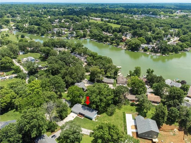 133 Dockside Circle, Lake Tapawingo, MO 64015