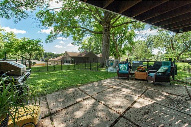 133 Dockside Circle, Lake Tapawingo, MO 64015
