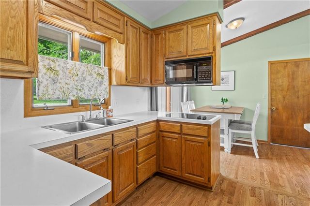 133 Dockside Circle, Lake Tapawingo, MO 64015