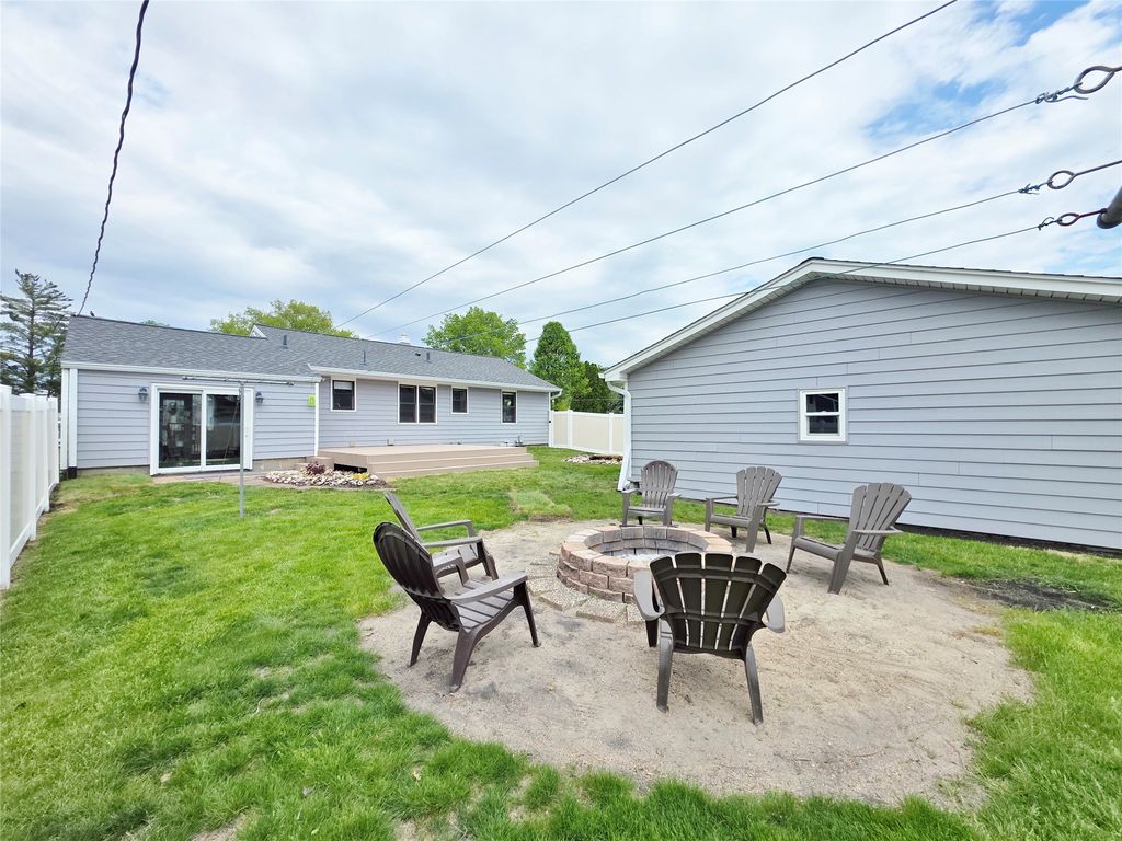 800 Walnut Street, Waukee, IA 50263