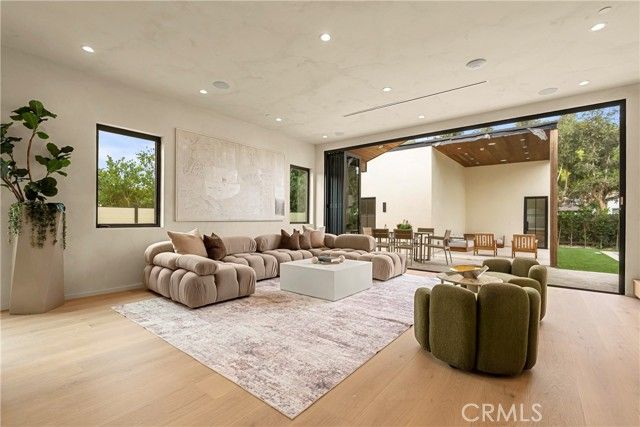 5525 Carpenter Avenue, Valley Village, CA 91607