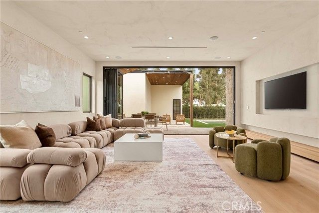 5525 Carpenter Avenue, Valley Village, CA 91607