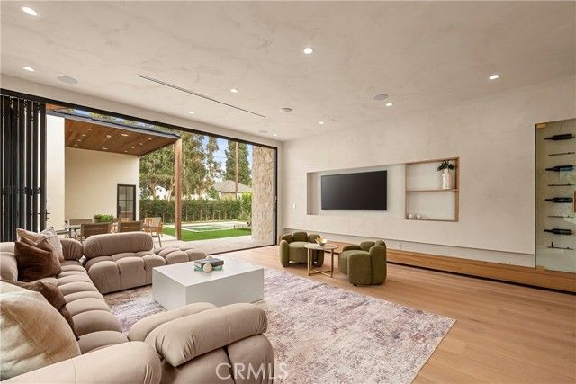 5525 Carpenter Avenue, Valley Village, CA 91607