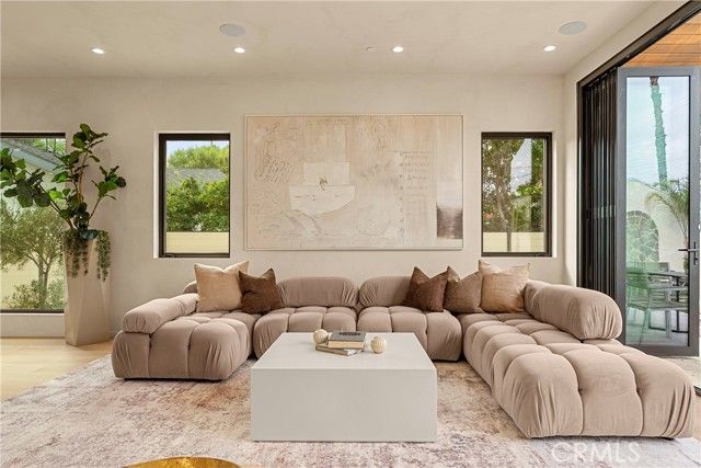 5525 Carpenter Avenue, Valley Village, CA 91607