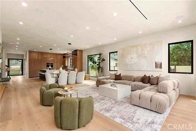 5525 Carpenter Avenue, Valley Village, CA 91607