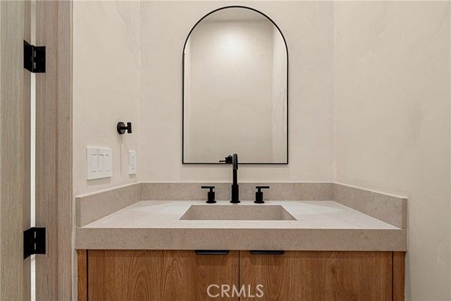 5525 Carpenter Avenue, Valley Village, CA 91607