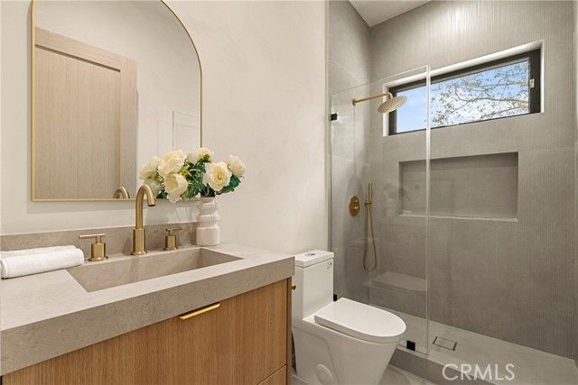 5525 Carpenter Avenue, Valley Village, CA 91607