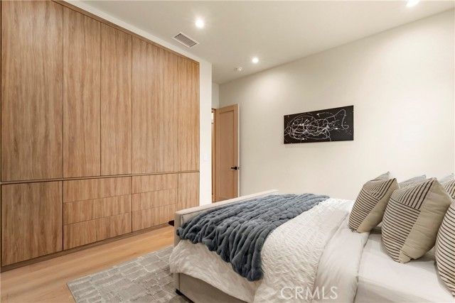 5525 Carpenter Avenue, Valley Village, CA 91607