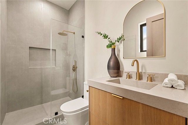 5525 Carpenter Avenue, Valley Village, CA 91607