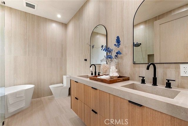 5525 Carpenter Avenue, Valley Village, CA 91607