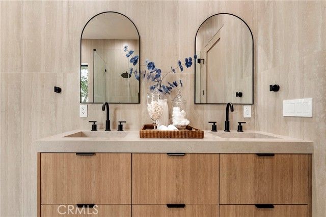 5525 Carpenter Avenue, Valley Village, CA 91607