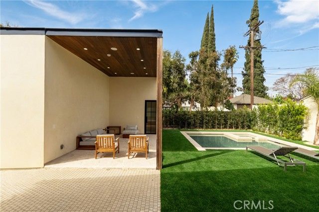 5525 Carpenter Avenue, Valley Village, CA 91607