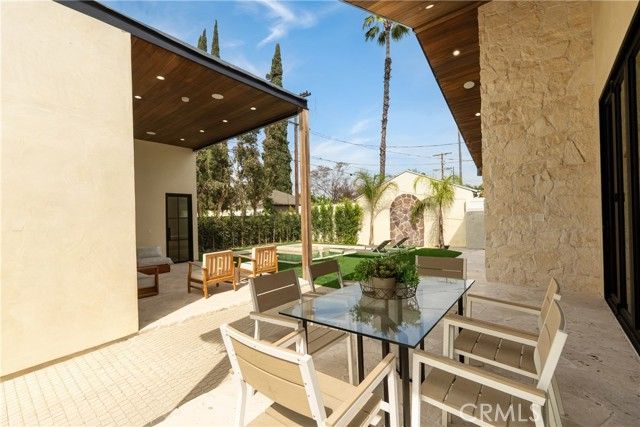 5525 Carpenter Avenue, Valley Village, CA 91607