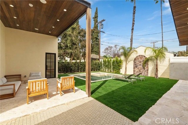 5525 Carpenter Avenue, Valley Village, CA 91607